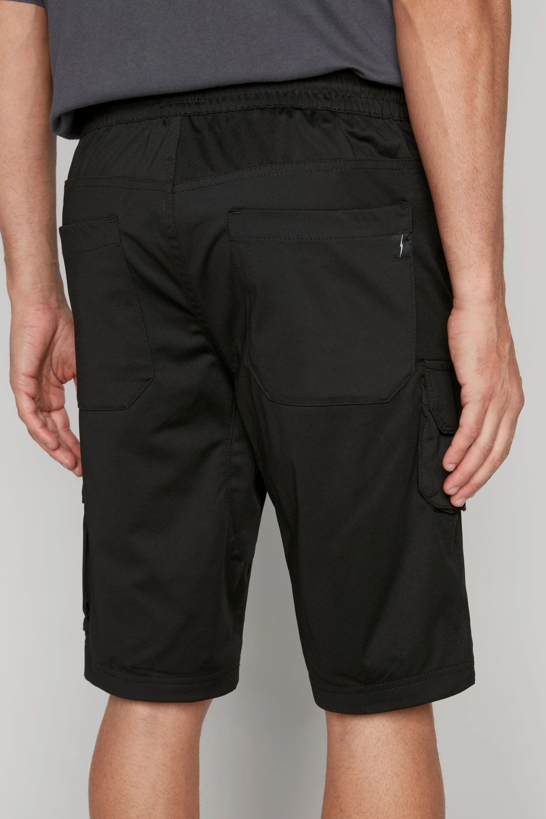 JUDE - Mens Multi Cargo Shorts - Black - Image 5
