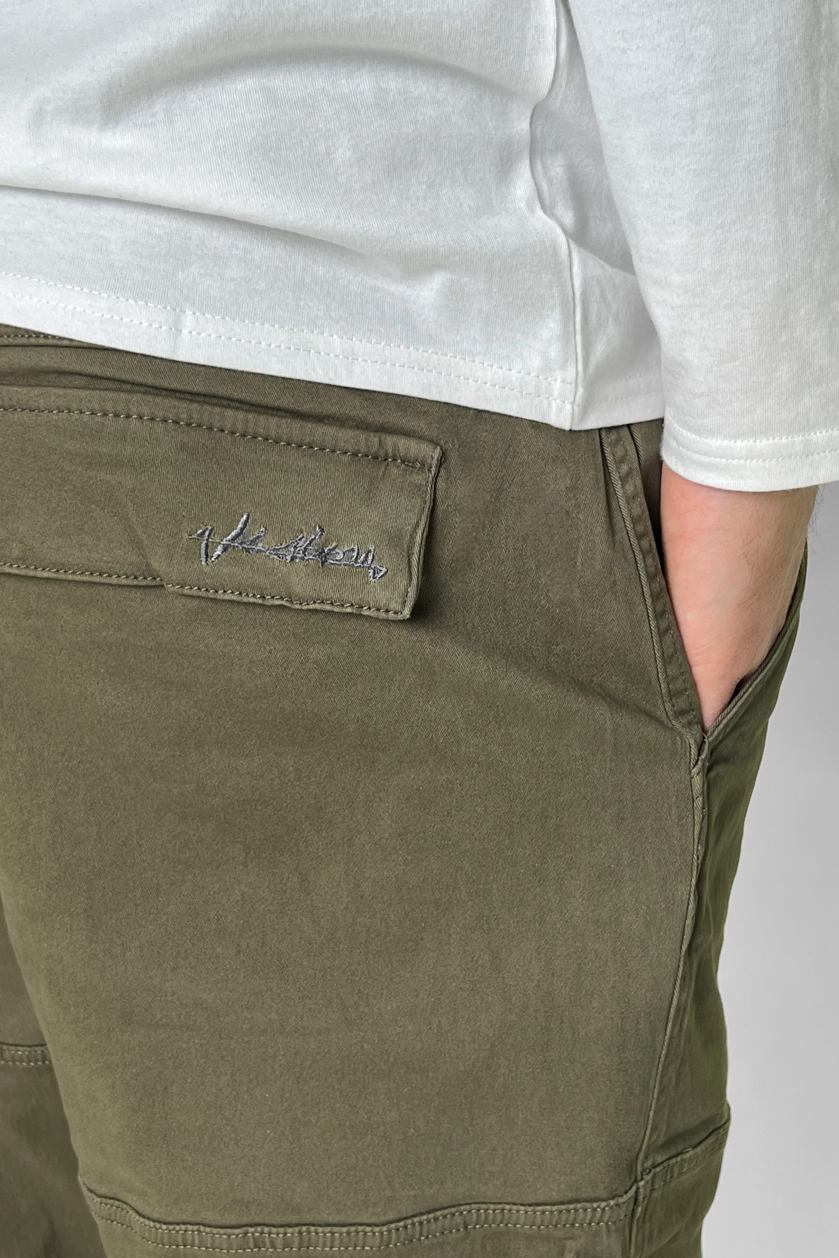 OLI RELAXED WIDE TWILL PANT – OLIVE - Image 4