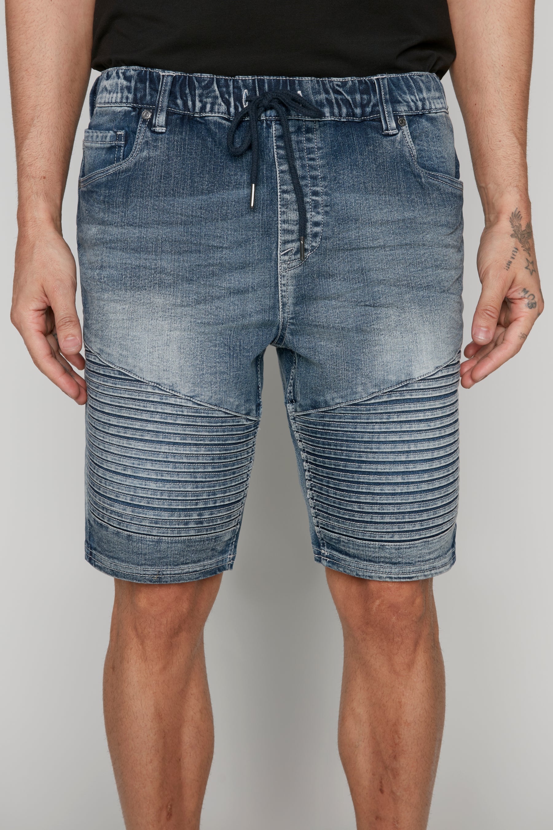 PHOENIX - Mens Flex Denim Moto Short - Vintage Light Blue Wash - Image 4